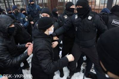 Пошла жара: протестующие схлестнулись с полицией около Офиса президента - from-ua.com - Киев