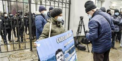 Владимир Зеленский - Тарифные протесты: несколько сотен человек пришли к ОП «поздравить Зеленского», произошла потасовка с полицией - nv.ua - Киев - Тарифы