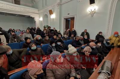 В Житомире возмущенные высокими тарифами люди ворвались в зал горсовета. Фото - zik.ua - Житомир
