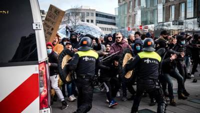 Марк Рютте - Люди против: введение комендантского часа спровоцировало массовые беспорядки по всей стране - germania.one - Голландия - Амстердам