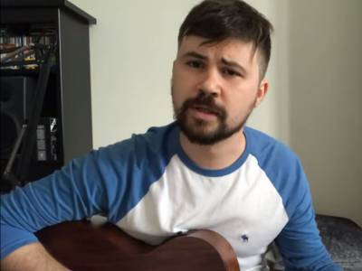 Алексей Навальный - Маргарита Юдина - "Запотело моё забрало": Вася Обломов написал песню о пнувшем женщину полицейском - sobesednik.ru - Санкт-Петербург