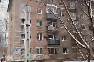 Российские коммунальщики устроили водопад в доме и превратили его в сосульку - lenta.ru - Пермь