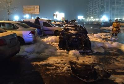 Ночью на проспекте Строителей в Кудрово дотла сгорел Mercedes - online47.ru - Ленинградская обл. - Санкт-Петербург - р-н Всеволожский