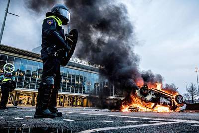 В Нидерландах второй день идут протесты против комендантского часа - nakanune.ru - Голландия - Рим - Роттердам
