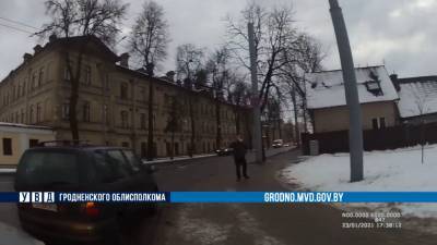Бабушка вне перехода и неисправный автомобиль на перекрёстке. Как милиция помогает гродненцам в непогоду - grodnonews.by