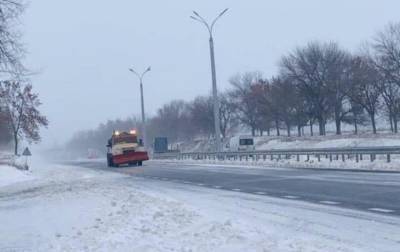 На трассах Ровенщины и Львовщины было ограничено движение грузовиков из-за снегопада: видео - 24tv.ua - Ровно - Новости - Гсчс