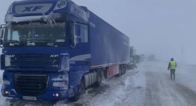 Снегопад и ураганный ветер: в Украине ограничили движение транспорта, в ГосЧС рассказали детали - ukrainianwall.com - Киев - Ровно