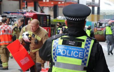В Лондоне оштрафовали 30 полицейских за стрижки во время локдауна - rbc.ua - Лондон