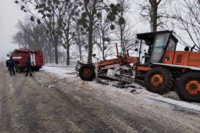 На Волыни спецтехника попала в снежную ловушку во время уборки дороги (фото) - newsone.ua - Украина - Волынская обл.