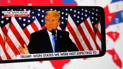 Дональд Трамп - Рудольф Джулиани - YouTube продлил на неопределенный срок блокировку аккаунта Трампа - iz.ru - США