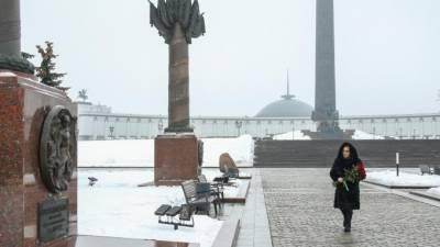 Валентина Матвиенко - Матвиенко возложила цветы к памятной стеле Ленинградскому фронту - piter.tv - Санкт-Петербург