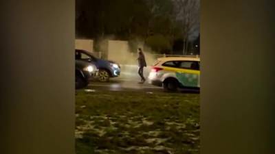 Неадекват атаковал автомобили на проезжей части улицы Орджоникидзе - piter.tv