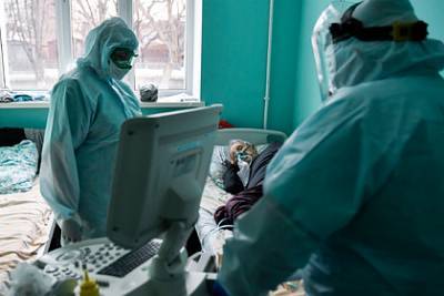 В России впервые с конца октября выявлено менее 18 тысяч случаев коронавируса - lenta.ru - Москва - Санкт-Петербург - Московская обл.