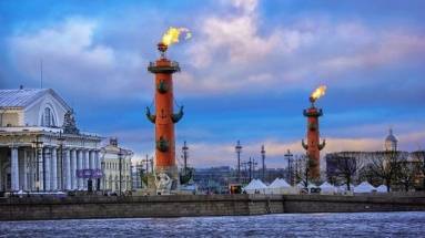 В честь годовщины освобождения Ленинграда от вражеской блокады зажглись факелы Ростральных колонн - neva.today - Санкт-Петербург