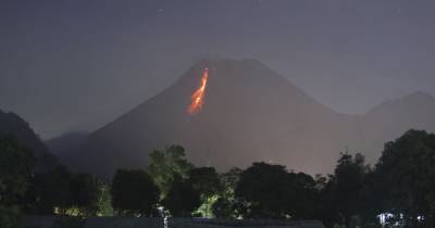 Выбрасывает облака пепла и поливает все раскаленной лавой: на острове Ява снова проснулся вулкан Мерапи (10 фото) - tsn.ua - Индонезия