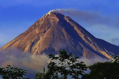 На острове Ява снова проснулся вулкан, который начал выбрасывать раскаленные камни - zik.ua - Индонезия