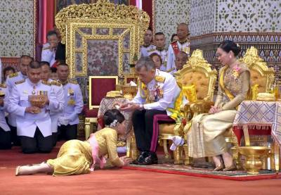 Король Таиланда позволил себе многожёнство, короновав любовницу - inform-ua.info - Таиланд