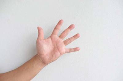 Врачи рассказали, когда красные руки являются симптомом смертельной болезни - lenta.ua