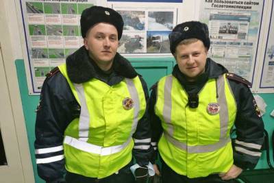 Карельские инспекторы ДПС спасли девушку, которая тонула в ледяной реке - karel.mk.ru - Беломорск