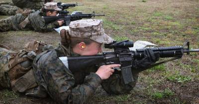Марк Эспер - Женщинам-военнослужащим армии США разрешили красить губы и заплетать косы - focus.ua - США