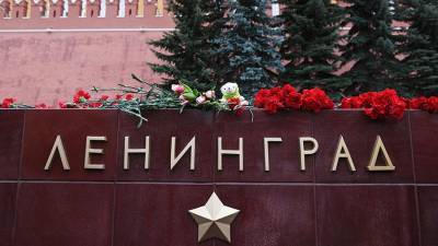 Александр Беглов - Джон Салливан - Ребекка Росс - Дипломаты США в Москве почтили память жертв блокады Ленинграда - iz.ru - Москва - США - Санкт-Петербург