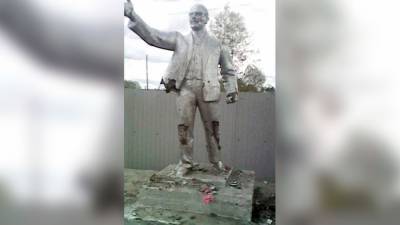 Владимир Ленин - Украинцы снесли последний памятник Ленину в стране - riafan.ru - Киев - Херсон - Одесская обл.