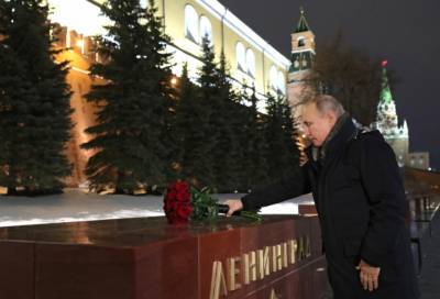Владимир Путин - Дмитрий Песков - Владимир Путин возложил цветы к памятному знаку «Город-герой Ленинград» в Александровском саду - online47.ru - Санкт-Петербург