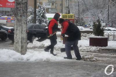 В Одессе на Таирова активно убирают последствия непогоды (фото) - odessa-life.od.ua - Одесса