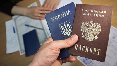 В Киеве предложили ограничить в правах украинцев с российским паспортом - iz.ru - Киев