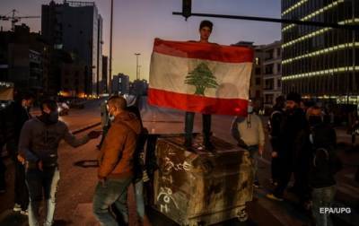 В Ливане протестующие закидали полицию боевыми гранатами - korrespondent.net - Триполи - Ливан