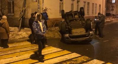 «Налетела толпа»: в Ярославле машина снесла знак и перевернулась - progorod76.ru - Ярославль