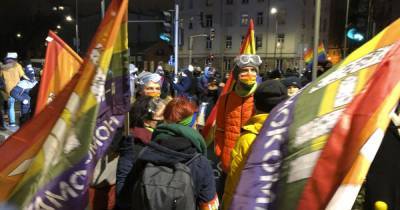 В Польше возобновились массовые протесты из-за вступления в силу скандального решения об усилении запрета абортов (5 фото) - tsn.ua - Польша - Варшава