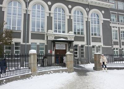 Девочка-лунатик ночью вышла в окно 7-го этажа в Новосибирске и осталась в живых - province.ru - Новосибирск - Новосибирская обл.