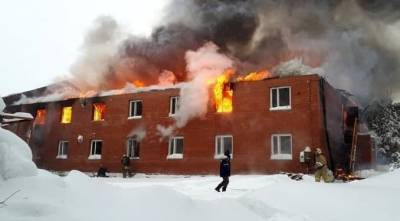В ХМАО тушат горящий двухэтажный дом — 50 человек эвакуировано - znak.com - Югра - р-н Советский