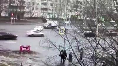 Видео: "Шкода" столкнулась с такси на перекрестке Энгельса и Асафьева - piter.tv