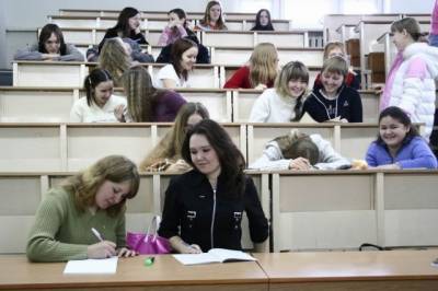 Опрос: россияне считают необходимостью наличие образования - aif.ru