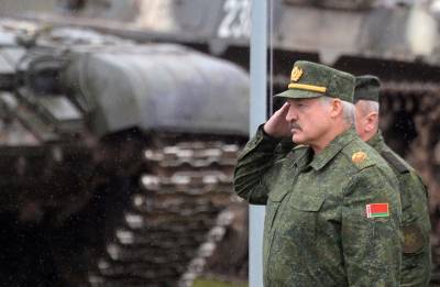 Александр Лукашенко - Лукашенко на танке приготовился защищать Белоруссию - tvc.ru - Белоруссия
