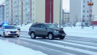 В Сургуте напротив «Магнита» примагнитились друг к другу две иномарки - usedcars.ru - Сургут - Sandero