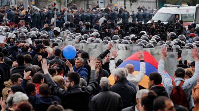Никол Пашинян - В Армении люди вышли на протест: они штурмовали здание правительства – фото, видео - 24tv.ua - Ереван