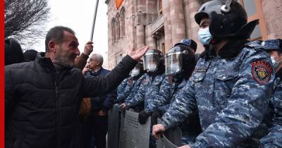 Никол Пашинян - Никола Пашинян - Протестующие в Ереване попытались захватить здание Генпрокуратуры - profile.ru - Армения - Азербайджан - Ереван