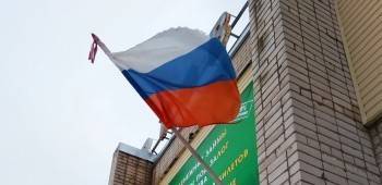 В Белозерске вывесили порванный флаг РФ - vologda-poisk.ru - Санкт-Петербург - Белозерск