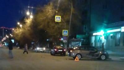 В Тюмени на Мельникайте перед пешеходным переходом столкнулись два авто - nashgorod.ru - Тюмень