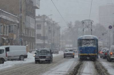 Авто на скользкой дороге вылетело на площадь в Одессе: кадры жуткого ДТП - odessa.politeka.net - Одесса