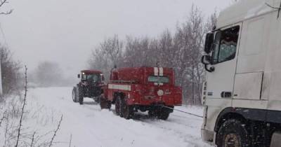 Пробки, закрытые трассы и обесточивания: какие последствия непогоды в Украине и что ждать дальше (фото, видео) - tsn.ua - Киев - Киевская обл. - Сумская обл. - Харьковская обл. - Николаевская обл. - Черниговская обл. - Одесса - Кировоградская обл. - Хмельницкая обл. - Винницкая обл. - Тернопольская обл.