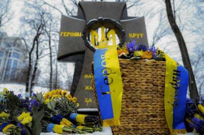 Владимир Зеленский - Денис Шмыгаль - Сергей Шкарлет - Символ несокрушимости духа: украинские политики чтят память Героев Крут - 24tv.ua - Киев - Новости