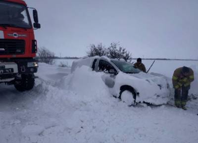 Сотни авто в снежных ловушках и поваленные деревья: в Украине до сих пор царит непогода – фото - 24tv.ua - Одесская обл. - Новости