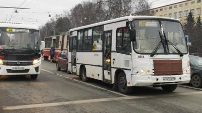 В Петербурге с 1 февраля продлеваются трассы трех коммерческих автобусов - piter.tv - Санкт-Петербург