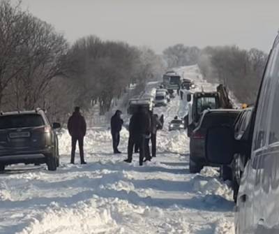 "Трассу открыли, а снег не убрали": на видео показали, как водители увязли в сугробах на Одесчине - odessa.politeka.net - Одесса - Измаил