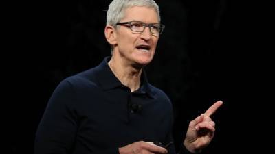 Марк Цукерберг - Тим Кук - Тим Кук раскритиковал социальные медиа на фоне конфликта Apple с Facebook - vesti.ru