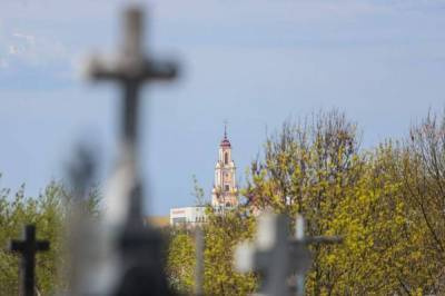 В Тернопольской области мужчина копал могилу, но свалился в нее и умер - newsone.ua - Тернопольская обл.